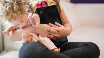 عروسک بچه گانه